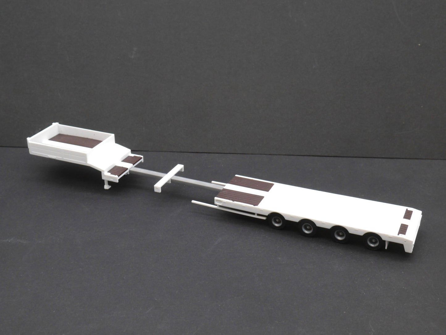 1:87 ST-0224 Scaletrucks Bausatz 2x 4achs teleskopierbarer Semitieflader weiß