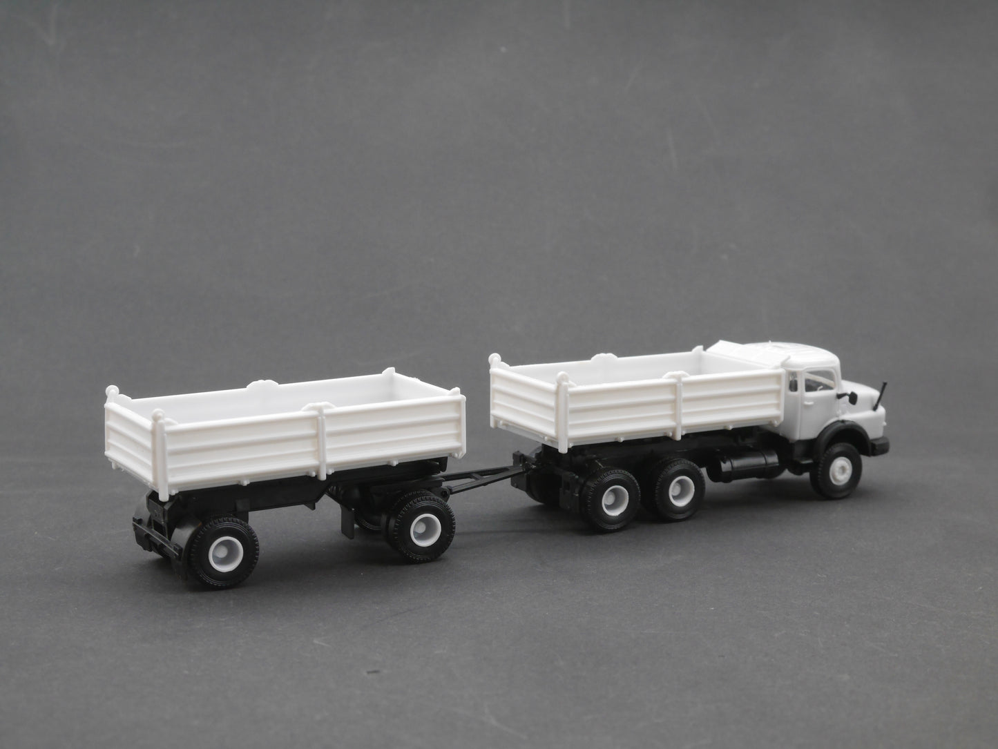 1:87 ST-0524 Scaletrucks Bausatz Rundhauber mit Meiller Anhänger weiß